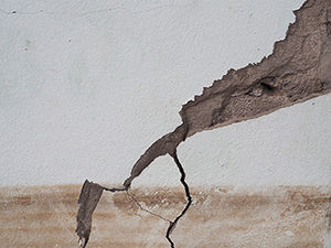cracked concrete wall from flooding